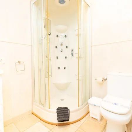 In With Private Pool And וילה מארבלה