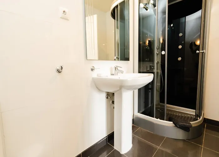 In With Private Pool And Villa *